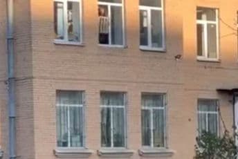 VIDEO Skočio kroz prozor policijske stanice sa radijatorom oko ruke VIDEO Skočio kroz prozor policijske stanice sa radijatorom oko ruke