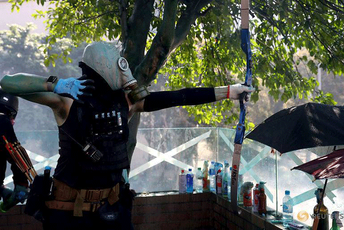 Policajac ranjen strijelom u nogu tokom protesta u Hongkongu Policajac ranjen strijelom u nogu tokom protesta u Hongkongu