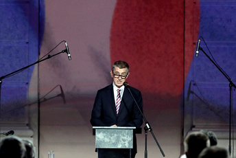 Češki premijer izviždan na 30. godišnjicu Plišane revolucije: "Nosi se, agente DB-a" Češki premijer izviždan na 30. godišnjicu Plišane revolucije: "Nosi se, agente DB-a"