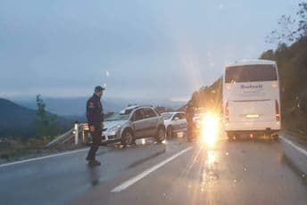 Udes na putu Podgorica - Nikšić, povrijeđene dvije osobe (FOTO) Foto: I.Drobnjak