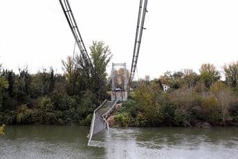 Francuska: Srušio se viseći most, poginuli tinejdžerka i vozač kamiona Francuska: Srušio se viseći most, poginuli tinejdžerka i vozač kamiona