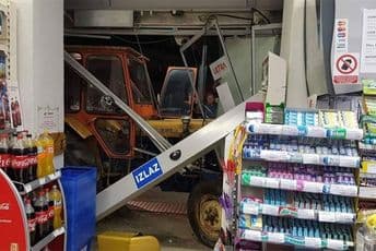 Traktorom uletio u market Traktorom uletio u market