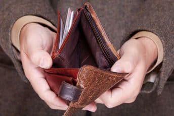 Ništa od rasta plata u naredne tri godine, realne zarade padaju za 0,5 odsto Ništa od rasta plata u naredne tri godine, realne zarade padaju za 0,5 odsto