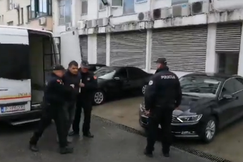 (VIDEO) Uhapšeno 12 lica, Medenica osuđuje ponašanje policajaca screenshot