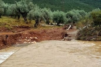 Vanredno stanje u Grčkoj: Nevrijeme prouzrokovalo ozbiljne probleme (Video) Vanredno stanje u Grčkoj: Nevrijeme prouzrokovalo ozbiljne probleme (Video)