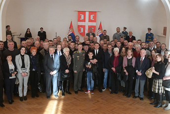 Vulin uručio spomenice porodicama poginulih vojnika iz Crne Gore u NATO bombardovanju Foto: Ministarstvo odbrane Srbije