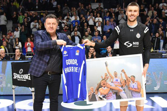 Bokan uručio poklon Nemanji Gordiću (VIDEO) Foto: Budućnost Voli