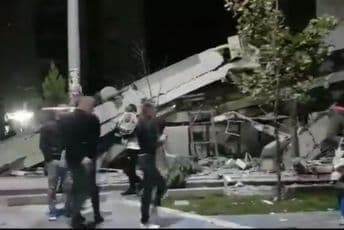 Uznemirujući snimci iz Drača: Porušene zgrade, ljudi na ulicama (VIDEO) Uznemirujući snimci iz Drača: Porušene zgrade, ljudi na ulicama (VIDEO)