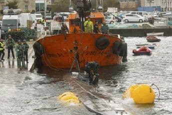Tone kokaina na dnu mora: Španska policija izvukla švercersku podmornicu Tone kokaina na dnu mora: Španska policija izvukla švercersku podmornicu