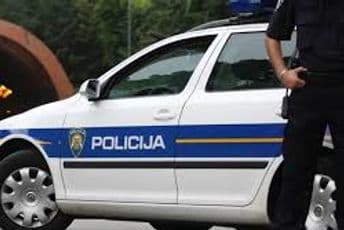 Uhapšena grupa koja se bavila izradom lažnih dokumenata i za škaljarce i kavačane Uhapšena grupa koja se bavila izradom lažnih dokumenata i za škaljarce i kavačane