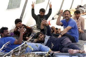 SJEVERNA MAKEDONIJA: U prevrnutom kamionu pronađeno 25 migranata SJEVERNA MAKEDONIJA: U prevrnutom kamionu pronađeno 25 migranata