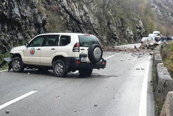 Veliki odron na putu Podgorica - Kolašin, saobraćaj obustavljen Veliki odron na putu Podgorica - Kolašin, saobraćaj obustavljen