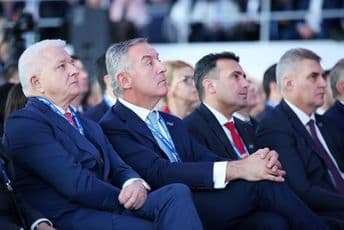 Đukanović jednoglasno izabran za predsjednika DPS-a Đukanović jednoglasno izabran za predsjednika DPS-a