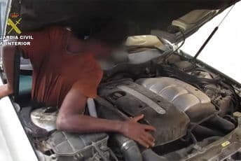 Španija: Pronašli migranta stisnutog između instrument table i motora Španija: Pronašli migranta stisnutog između instrument table i motora