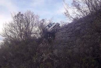 Na ivici ponora: Golfom umalo sletio u provaliju Na ivici ponora: Golfom umalo sletio u provaliju