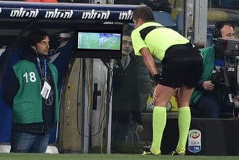 Nadrealne scene: VAR poništio tri gola istom igraču! (Foto, Video) Nadrealne scene: VAR poništio tri gola istom igraču! (Foto, Video)