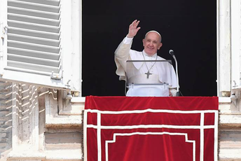 Papa Franjo poslao kardinala da iz Grčke dovede više od 30 migranata Foto: TIZIANA FABI / AFP