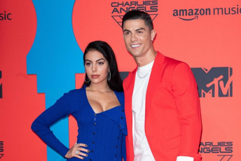 Dok on prima nagradu, ona se opušta u kadi... Foto: Instagram