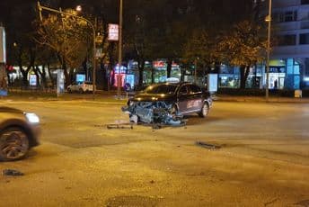 Žestok udes na Bulevaru Svetog Petra Cetinjskog (FOTO) Žestok udes na Bulevaru Svetog Petra Cetinjskog (FOTO)
