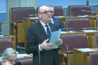 Mandić Škrelji: „Prebiću ti i tu drugu nogu"; Škrelja: Ja hramljem na nogu, ali ne u mozgu i duši, za razliku od vas“ Mandić Škrelji: „Prebiću ti i tu drugu nogu"; Škrelja: Ja hramljem na nogu, ali ne u mozgu i duši, za razliku od vas“