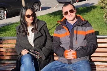 Ona crnka što uvijek žuri, onaj što hoda kao usporeni snimak Ona crnka što uvijek žuri, onaj što hoda kao usporeni snimak