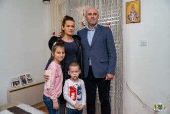 Carević donirao jedanestu platu samohranoj majci iz Budve Carević donirao jedanestu platu samohranoj majci iz Budve