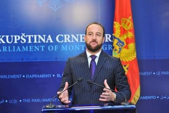 Nikolić: Opozicija već priprema alibi za gubitak izbora Nikolić: Opozicija već priprema alibi za gubitak izbora