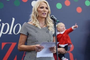 Otvoren diplomatski Božićni bazar; Đukanovićeva: Svaki utrošeni euro opredijeljen za nečije dobro (VIDEO) Otvoren diplomatski Božićni bazar; Đukanovićeva: Svaki utrošeni euro opredijeljen za nečije dobro (VIDEO)