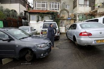 Vandali demolirali 160 vozila, isječene gume, ispisani grafiti... (VIDEO) Tanjug, AP