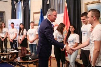 Đukanović: Pridružujem se mladim ljudima i ostalim aktivistima u borbi za pravedniju Crnu Goru Đukanović: Pridružujem se mladim ljudima i ostalim aktivistima u borbi za pravedniju Crnu Goru