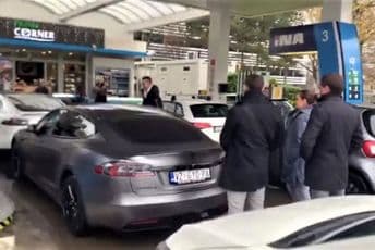 Zagreb: Vozači električnih automobila blokirali benzinsku stanicu Zagreb: Vozači električnih automobila blokirali benzinsku stanicu