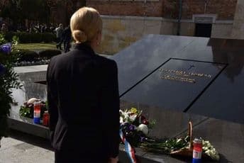 Kolinda se slikala na Tuđmanovom grobu Kolinda se slikala na Tuđmanovom grobu