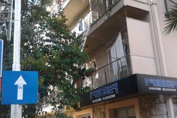 Tivćanin ostao zaključan, vatrogasci ga izvukli pomoću merdevina Tivćanin ostao zaključan, vatrogasci ga izvukli pomoću merdevina