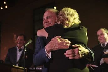 Direktor nagradio radnike sa ukupno 10 miliona dolara Direktor nagradio radnike sa ukupno 10 miliona dolara