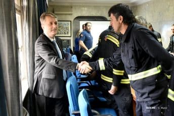 Nuhodžić novčano nagradio tim koji je pomogao Albaniji nakon zemljotresa Nuhodžić novčano nagradio tim koji je pomogao Albaniji nakon zemljotresa