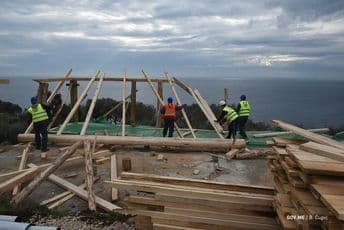 Srušen nelegalni objekat u maslinjaku, izvođač uhapšen Srušen nelegalni objekat u maslinjaku, izvođač uhapšen