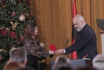 Edi Rama uručio zlatnu medalju i zahvalnicu crnogorskom spasilačkom timu  Edi Rama uručio zlatnu medalju i zahvalnicu crnogorskom spasilačkom timu
