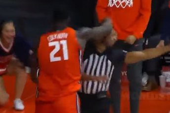Koledž košarkaš nokautirao sudiju (Video) Koledž košarkaš nokautirao sudiju (Video)