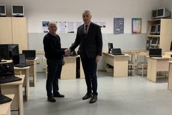 Rektor Nikolić donirao računare Osnovnoj školi "Radoje Čizmović" u Ozrinićima Rektor Nikolić donirao računare Osnovnoj školi "Radoje Čizmović" u Ozrinićima