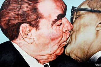 Sovjetski lider ljubio muškarce u usta: Poljubac s Titom završio katastrofalno Sovjetski lider ljubio muškarce u usta: Poljubac s Titom završio katastrofalno