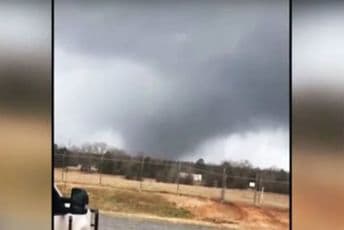 Više od 20 tornada poharalo jug SAD-a, poginulo troje ljudi Više od 20 tornada poharalo jug SAD-a, poginulo troje ljudi