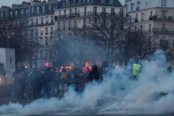 Haos u Parizu: Lete suzavci i Molotovljevi kokteli, nema struje Haos u Parizu: Lete suzavci i Molotovljevi kokteli, nema struje