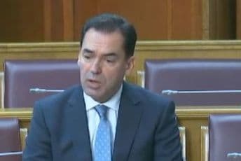 Pažin poslanicima DF-a: Nema potrebe da branite hramove, posebno ne životima Pažin poslanicima DF-a: Nema potrebe da branite hramove, posebno ne životima