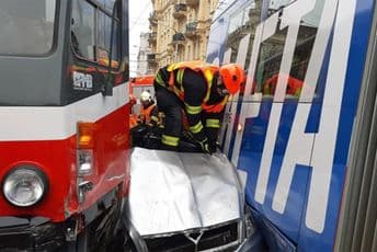 Projurio je kroz crveno, pa se zaglavio između tramvaja Projurio je kroz crveno, pa se zaglavio između tramvaja