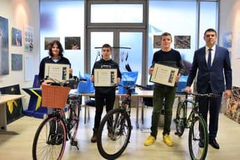 Pobjednicima kviza "Koliko znaš o EU?" dodijeljene nagrade Pobjednicima kviza "Koliko znaš o EU?" dodijeljene nagrade