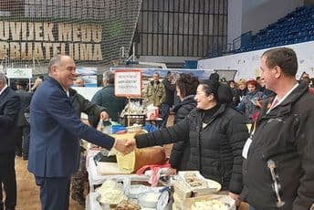 Simović: Pobjeda vrijednih proizvođača još jedna u nizu pobjeda u sportskoj dvorani u Nikšiću Simović: Pobjeda vrijednih proizvođača još jedna u nizu pobjeda u sportskoj dvorani u Nikšiću