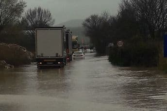 Tivat: Haos na putu, vatrogasci i pauk izvlačili automobile Tivat: Haos na putu, vatrogasci i pauk izvlačili automobile