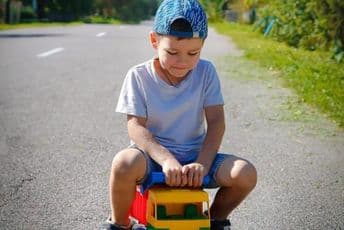 Dječak heroj: Trogodišnji Stefan na plastičnom kamionu tražio pomoć za oca Dječak heroj: Trogodišnji Stefan na plastičnom kamionu tražio pomoć za oca