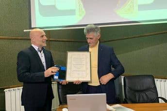 Šerbo Rastoder donirao Medresi legat od 100.000 strana Šerbo Rastoder donirao Medresi legat od 100.000 strana