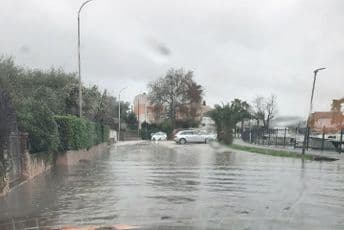 Nevrijeme u Tivtu: Zatvorene ulice, ugrožena plovila Nevrijeme u Tivtu: Zatvorene ulice, ugrožena plovila